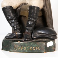 Ceramiczna figura Napoleona Bonaparte wg Paula Delaroche'a. Kamionka malowana.